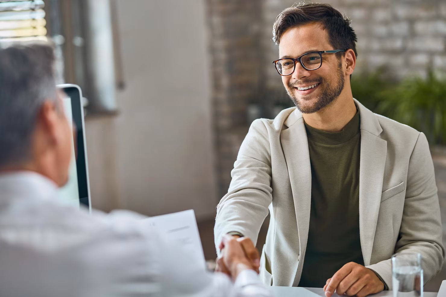 Expat job candidate having an interview with a Dubai-based recruiter